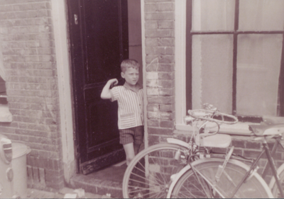 862748 Portret van de 5-jarige Leo Jupijn,in de deuropening van het pand Oranjestraat 68 in Wijk C te Utrecht. Het pand ...